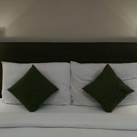 Hide Away Suites Ноида Екстериор снимка